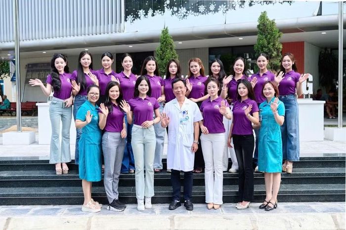 Top 20 cuộc thi Hoa hậu Di sản Áo dài Việt Nam toàn cầu 2026 và lãnh đạo, cán bộ nhân viên Bệnh viện.