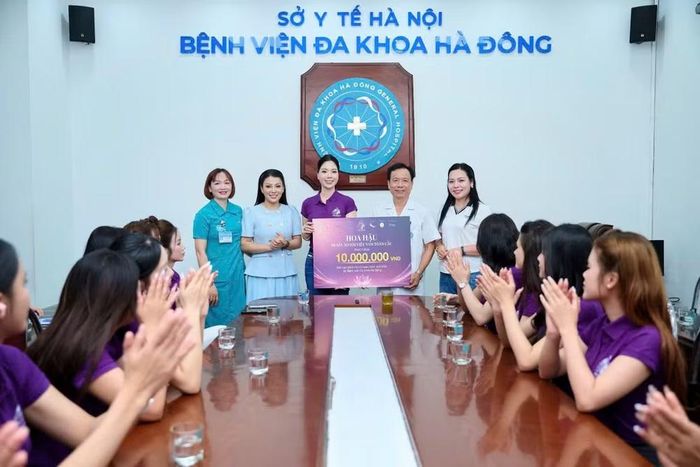 Ban tổ chức cuộc thi tặng quà cho Bệnh viện.