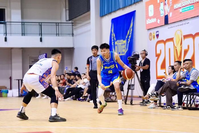 Ho Chi Minh City Wings không thể đuổi kịp với Hanoi Buffaloes.