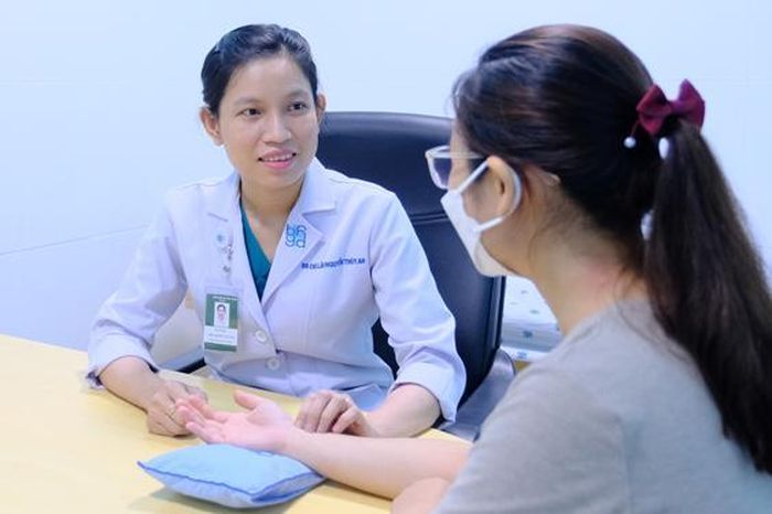 Bác sĩ Lâm Nguyễn Thùy An thăm khám cho người bệnh .Ảnh: CHÍ NHÂN