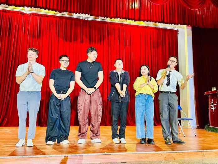 Nghệ sĩ Uy Lê (bìa phải) giới thiệu các thành viên của Sài Gòn Tếu