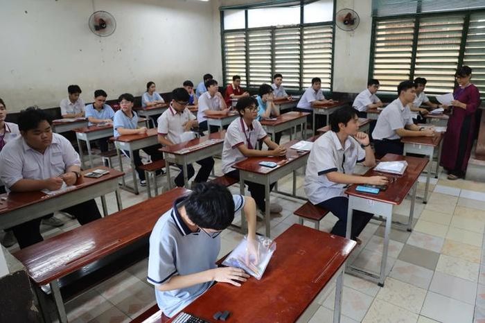 Đáng lo hơn là tình trạng "lây lan cảm xúc" trong gia đình. Phụ huynh lo lắng quá mức có thể vô tình làm tăng áp lực cho con