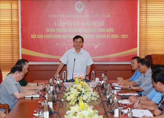 Trung tướng Khuất Việt Dũng, Phó chủ tịch Hội Cựu chiến binh Việt Nam chủ trì chương trình gặp mặt báo chí tuyên truyền về Đại hội. Ảnh: TTXVN