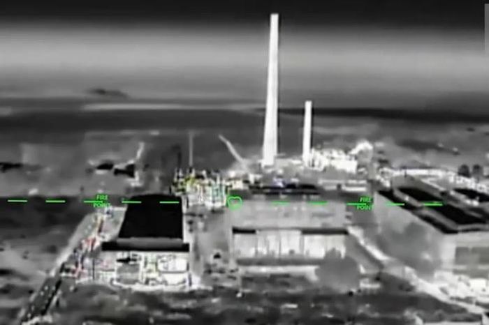 Ảnh chụp màn hình từ video do Lực lượng Hệ thống Không người lái Ukraine (SBS) công bố, cho thấy nhà máy hóa chất Crimea Titan ở TP Armyansk thuộc Crimea bị tấn công bằng máy bay không người lái vào ngày 13-6. Ảnh: SBS