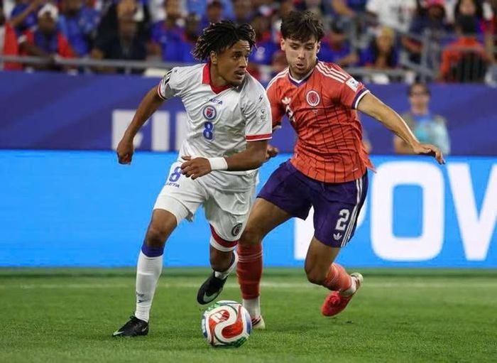 Haiti (trái) chơi rất nỗ lực nhưng không thể gỡ hòa trước Scotland