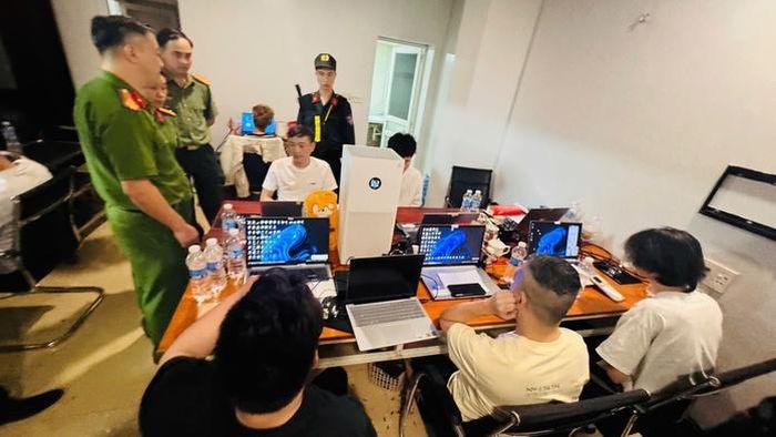 Quá trình khám xét, công an thu giữ nhiều tang vật liên quan. Ảnh: CACC