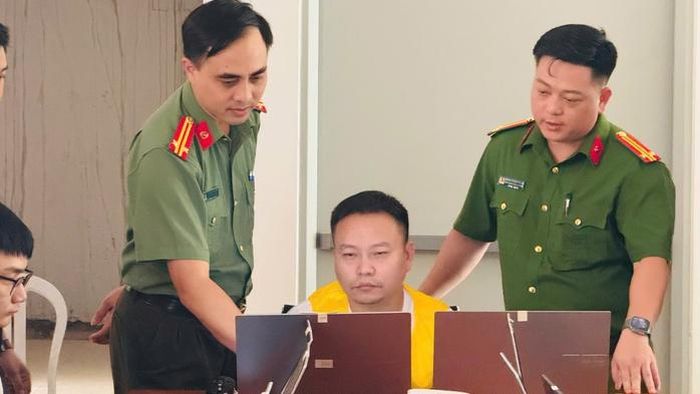 Lực lượng công an khám xét khách sạn. Ảnh: Công an cung cấp