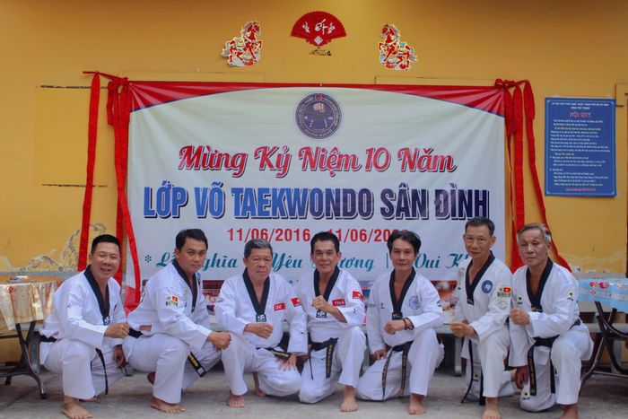 Võ sư Phạm Đức Thái – Huấn luyện viên trưởng lớp võ Taekwondo Sân Đình(thứ 4 từ phải sang) cùng 6 võ sư đang huấn luyện tại lớp.