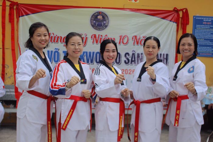 Chị Nguyễn Thị Thắm, phụ huynh tham gia tập luyện cùng con (thứ 3 từ phải sang).