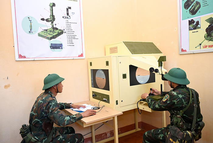 Chiến sĩ Tiểu đoàn 3, Trung đoàn Pháo binh 4 (Sư đoàn 10) huấn luyện kỹ thuật bắn tên lửa chống tăng B72 trên thiết bị mô phỏng.