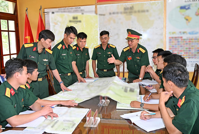 Cán bộ Lữ đoàn Pháo binh 40 trao đổi với phóng viên Báo Quân đội nhân dân về phương án cơ động lực lượng của đơn vị.