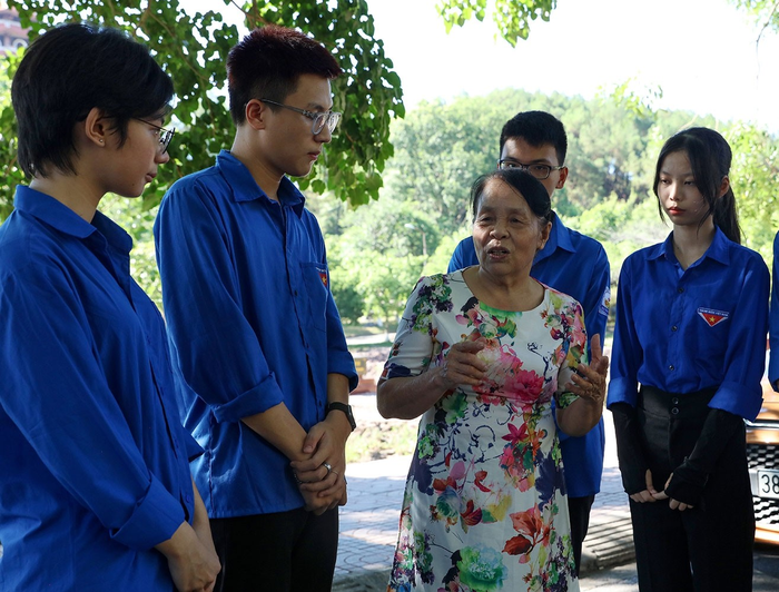 Anh hùng LLVT nhân dân La Thị Tám kể chuyện truyền thống tại Khu di tích Ngã ba Đồng Lộc, Hà Tĩnh. Ảnh do nhân vật cung cấp