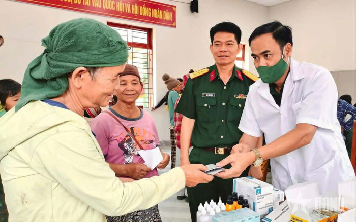 Quân y Đoàn Kinh tế - Quốc phòng 207 khám bệnh, cấp thuốc cho người dân xã Đắc Pring.