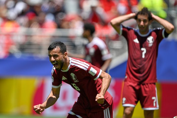 Boualem Khoukhi ghi bàn giúp Qatar lần đầu tiên giành điểm số trong lịch sử tham dự World Cup. Ảnh: AP