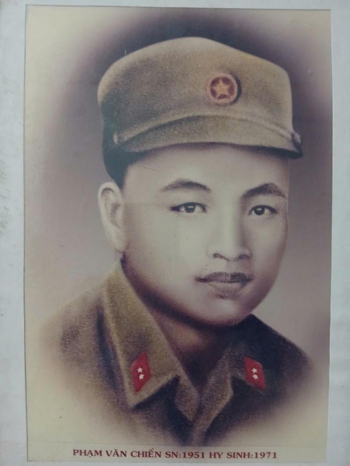 Di ảnh liệt sĩ Phạm Văn Chiến.