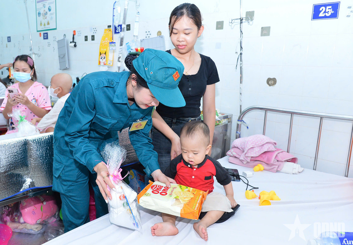  Ban CHQS phường Xuân Hòa tặng quà cho các bệnh nhi. 