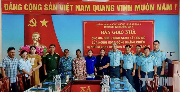 Thiếu tướng Ngô Vĩnh Phúc, Hiệu trưởng Trường Sĩ quan Không quân bàn giao nhà cho gia đình chính sách.