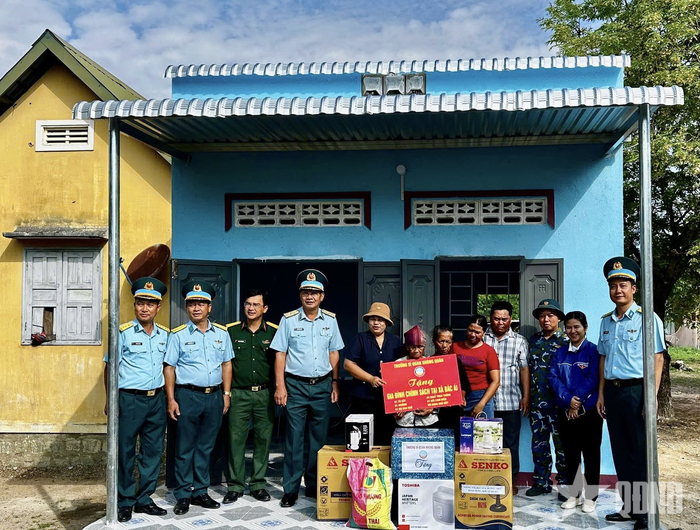 Thủ trưởng Nhà trường động viên, tặng quà hộ gia đình chính sách được Nhà trường hỗ trợ xây nhà.