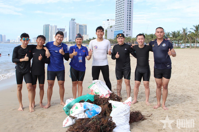  Các lực lượng lặn biển thu gom rác, làm sạch môi trường tự nhiên dưới nước. 