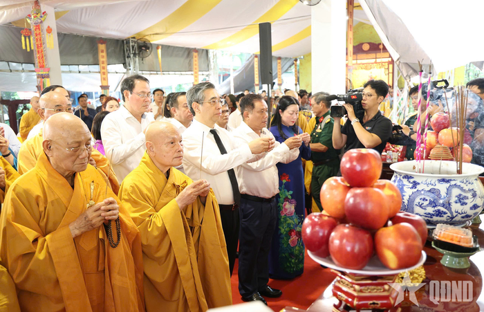 Lãnh đạo TP Hồ Chí Minh, Quân khu 7, cùng các tăng ni, phật tử dâng hương tưởng niệm.