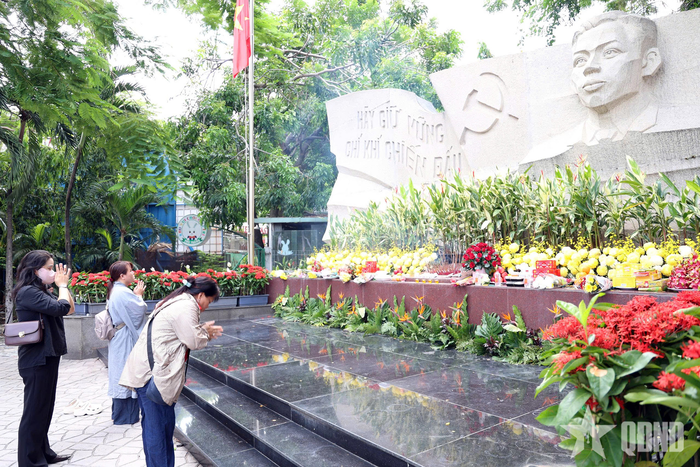 Người dân dâng hương, dâng hoa tưởng niệm cố Tổng Bí thư Trần Phú tại bia tưởng niệm trong khuôn viên công viên.