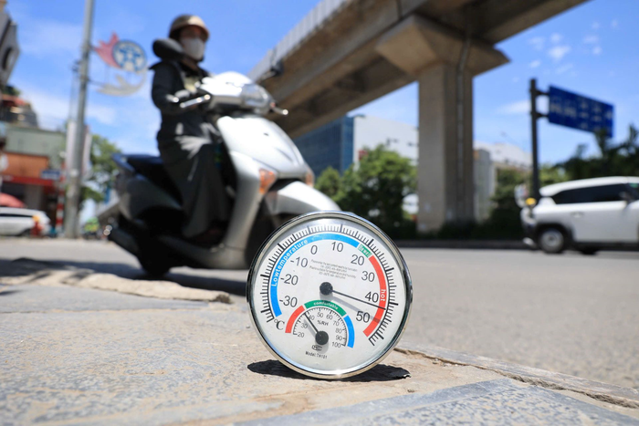 Những ngày cuối tháng 5-2026, nhiệt độ tại Thủ đô Hà Nội được ghi nhận vượt trên 40 độ C. Ảnh: PHẠM HƯNG 
