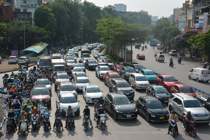  Ngày cao điểm của nắng nóng được ghi nhận tại khu vực Ngã Tư Sở (Thanh Xuân, Hà Nội) với hơn 40 độ C. Ảnh: HỒNG SÁNG 