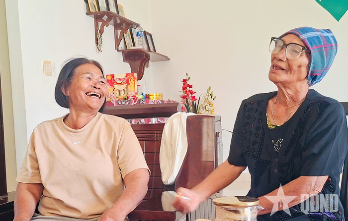  Nghệ nhân Ưu tú Ma Bio (bên trái) và nghệ nhân Ma Công kể chuyện buôn làng. 