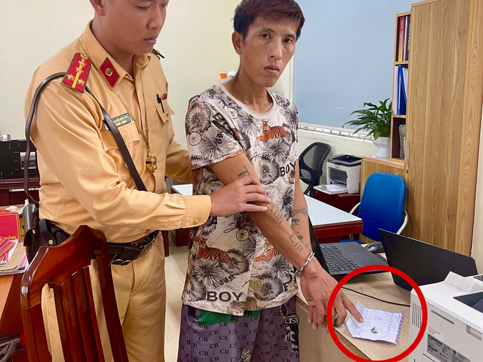 Đối tượng và tang vật tại cơ quan công an. Ảnh: Công an cung cấp