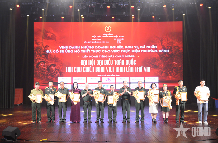 Thượng tướng Bế Xuân Trường và Đại tá Đỗ Phú Thọ, Tổng Biên tập Báo Cựu chiến binh Việt Nam trao chứng nhận tặng các đơn vị đồng hành cùng chương trình.