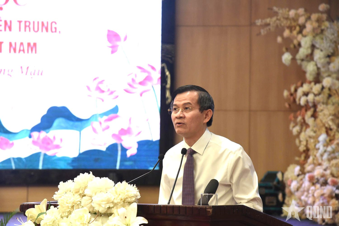 Đồng chí Đoàn Minh Huấn, Ủy viên Bộ Chính trị, Giám đốc Học viện Chính trị quốc gia Hồ Chí Minh phát biểu khai mạc và đề dẫn hội thảo.