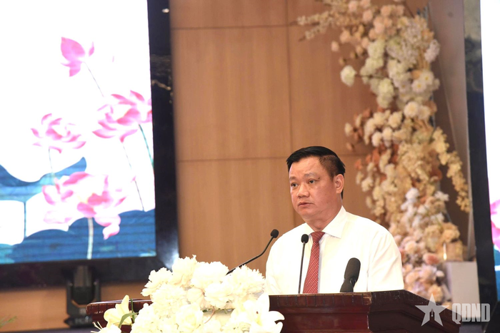 Đồng chí Nguyễn Khắc Thận, Ủy viên Trung ương Đảng, Bí thư Tỉnh ủy Nghệ An phát biểu chào mừng. 
