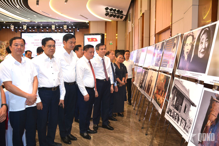 Các đại biểu tham quan trưng bày về cuộc đời và sự nghiệp của đồng chí Hồ Tùng Mậu.
