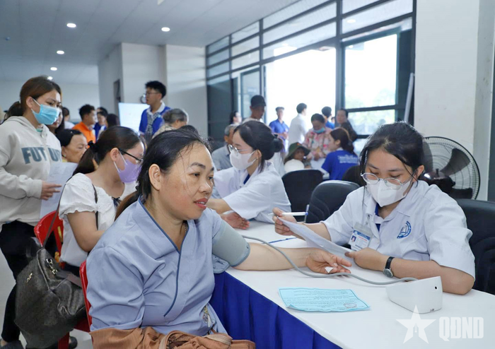 Khám, tư vấn sức khỏe miễn phí cho công nhân tại ngày hội.