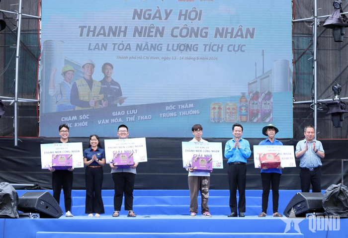 Ban tổ chức trao thưởng các công nhân may mắn tại ngày hội.