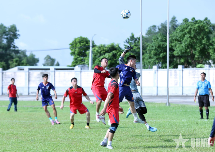 Thanh niên công nhân tranh tài sôi nổi giải bóng đá nam.