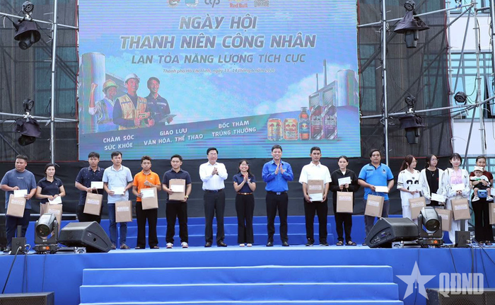 Trao quà tặng thanh niên công nhân có hoàn cảnh khó khăn.