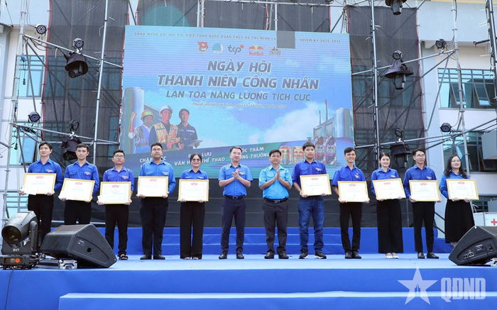 Ban tổ chức tuyên dương thủ lĩnh thanh niên công nhân có thành tích xuất sắc.