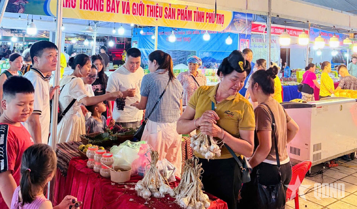 Hội chợ thu hút đông đảo nhân dân trong và ngoài tỉnh đến mua sắm.