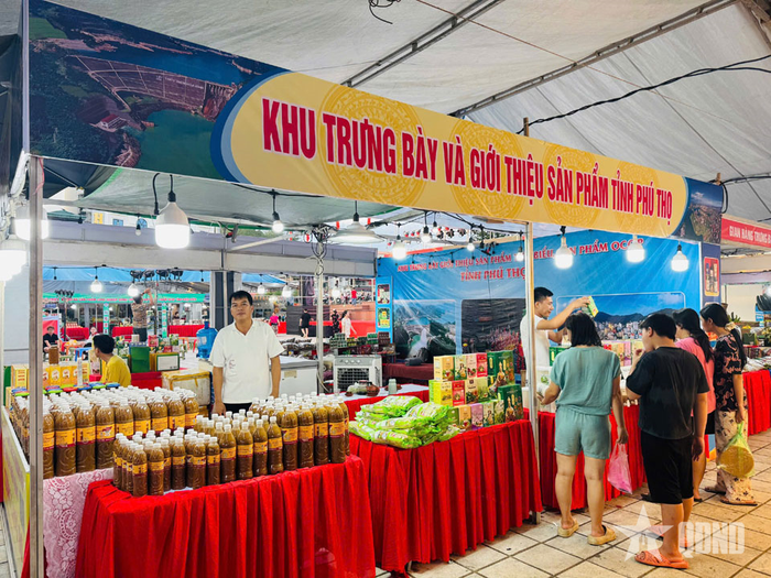 Khách du lịch và nhân dân mua sắm tại hội chợ.