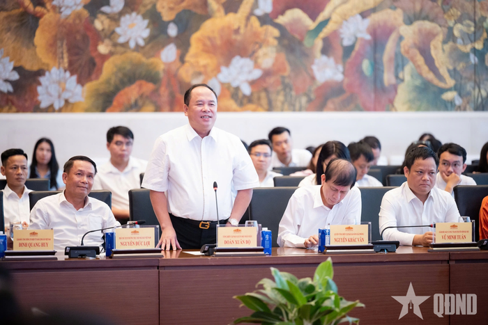 Thiếu tướng Đoàn Xuân Bộ, Bí thư Đảng ủy, Tổng Biên tập Báo Quân đội nhân dân phát biểu tại cuộc gặp. Ảnh: VŨ HIẾU