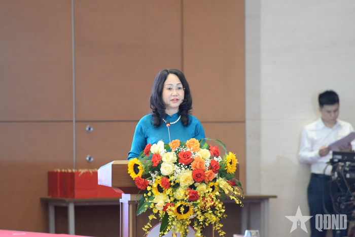Bộ trưởng Bộ Văn hóa, Thể thao và Du lịch Lâm Thị Phương Thanh báo cáo tại cuộc gặp mặt.