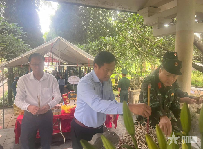 Các đại biểu và lực lượng chuyên trách dâng hoa, thắp hương các liệt sĩ.