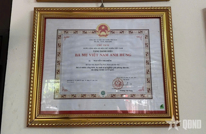 Bằng Danh hiệu “Bà mẹ Việt Nam Anh hùng” của mẹ Nguyễn Thị Điểm.