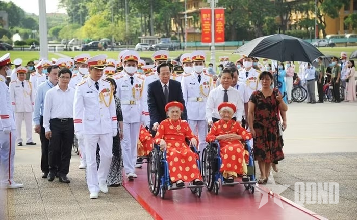 Mẹ Điểm (bên phải) vào Lăng viếng Chủ tịch Hồ Chí Minh nhân dịp kỷ niệm 73 năm Ngày Thương binh - Liệt sĩ.