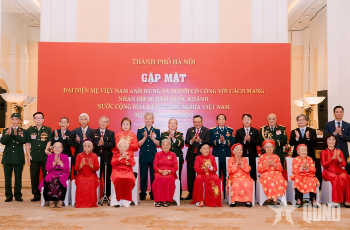  Mẹ Điểm (ngồi ghế thứ tư từ bên phải sang) tham dự buổi gặp mặt Mẹ Việt Nam Anh hùng và những người có công với cách mạng nhân dịp 80 năm Quốc khánh nước Cộng hòa xã hội chủ nghĩa Việt Nam. Ảnh: Nhân vật cung cấp 