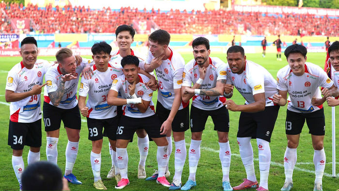 Các cầu thủ Công an TP Hồ Chí Minh mừng bàn thắng vào lưới Ninh Bình FC.