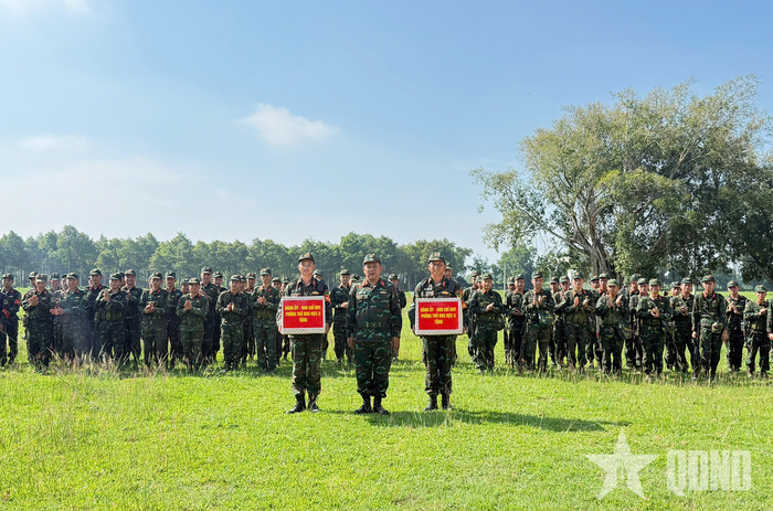  Ban chỉ huy Phòng thủ khu vực 3-Tân Ninh, Bộ CHQS tỉnh Tây Ninh tặng quà các đơn vị hoàn thành tốt nhiệm vụ kiểm tra bắn đạn thật và diễn tập chiến thuật. 