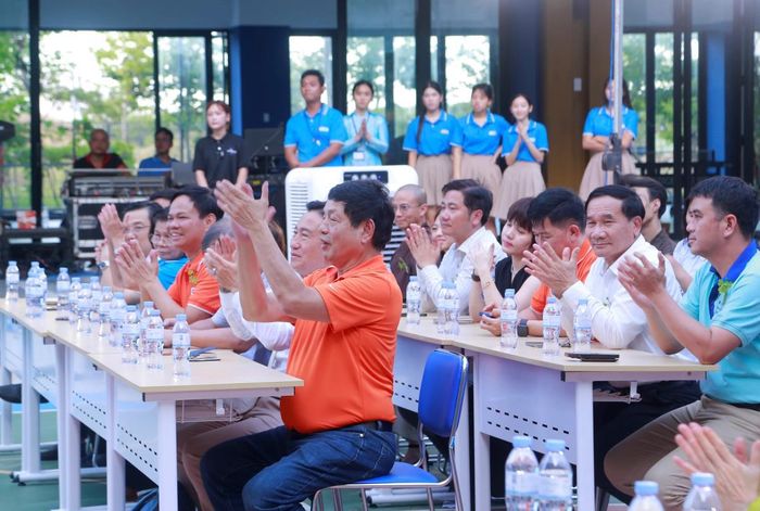 Lãnh đạo Tập đoàn FPT và đại biểu động viên nghị lực vượt qua khó khăn của thầy trò trường Hy Vọng