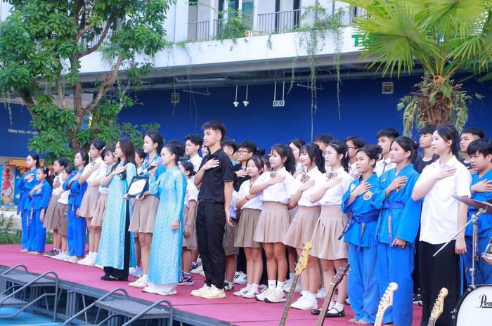Các em học sinh thể hiện lòng biết ơn công lao dạy dỗ của giáo viên và sự chung tay giúp đỡ của các cấp chính quyền, cộng đồng